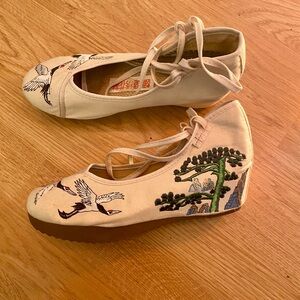 Embroidered cream lace up wedges EUC